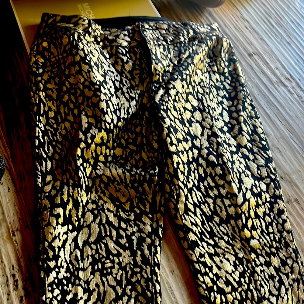 A wore once Thalia Sodi stretchy size 6 from Macys shinny black and gold